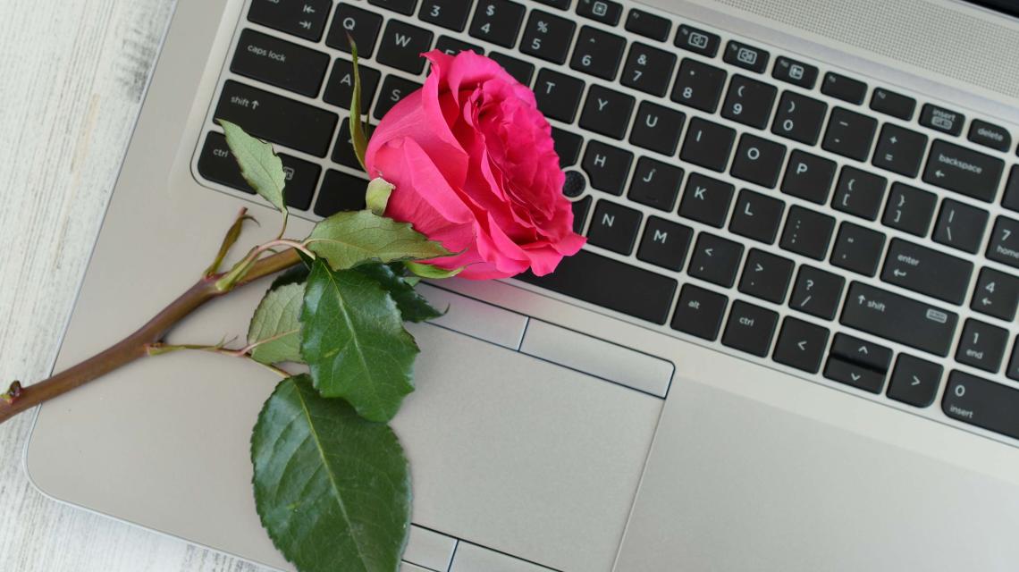 concept-online-dating-rose-on-laptop-computer-ke-2021-08-31-20-14-12-utc.jpg
