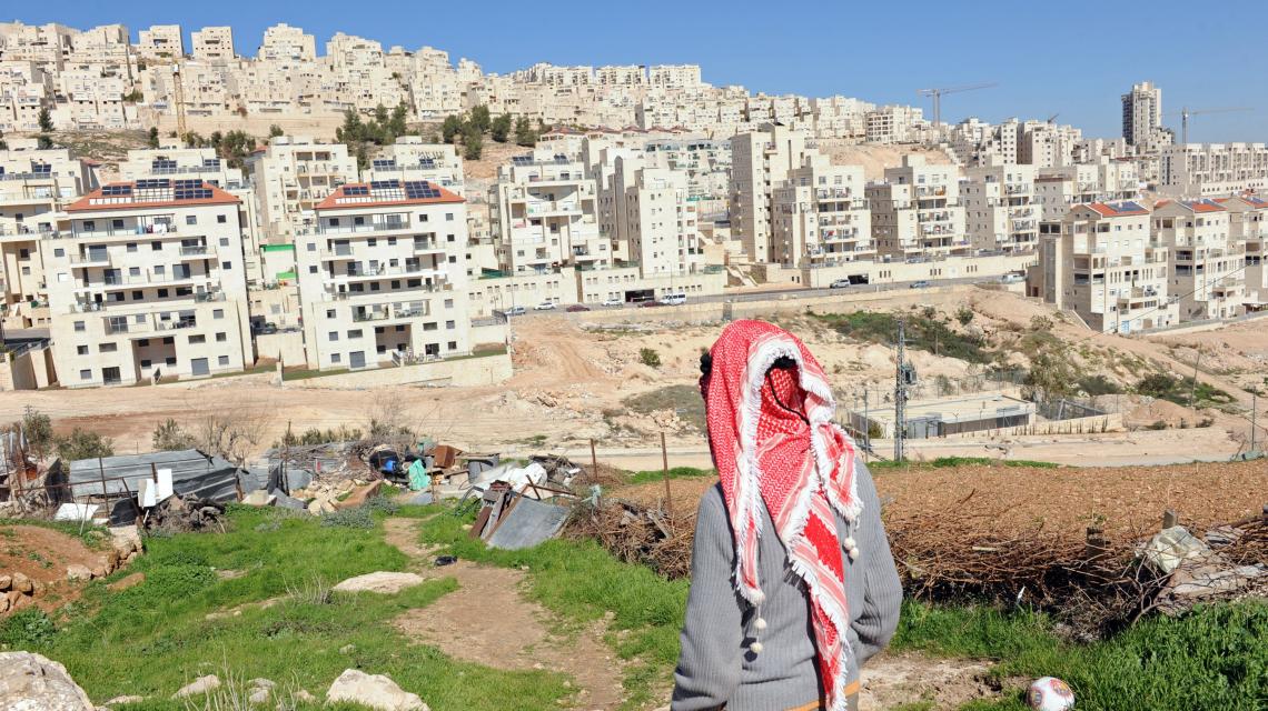 فلسطيني-ينظر-إلى-مستوطنات-إسرائيلية.-الإنترنت..jpg