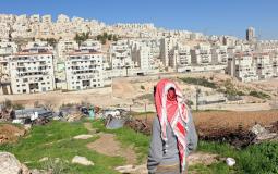 فلسطيني-ينظر-إلى-مستوطنات-إسرائيلية.-الإنترنت..jpg