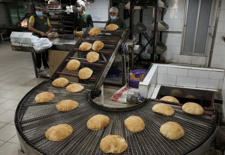 2022-04-12T135950Z_2134895432_RC2OLT9JHRN8_RTRMADP_3_LEBANON-CRISIS-BREAD.JPG