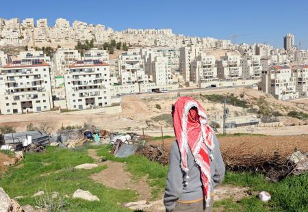 فلسطيني-ينظر-إلى-مستوطنات-إسرائيلية.-الإنترنت..jpg