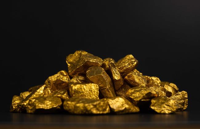a-pile-of-gold-nuggets-or-gold-ore-on-black-backgr-2021-09-01-13-44-59-utc.jpg