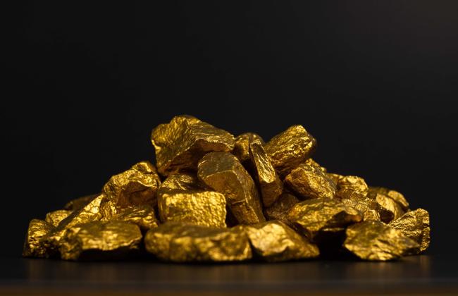 a-pile-of-gold-nuggets-or-gold-ore-on-black-backgr-2021-09-01-13-44-59-utc.jpg